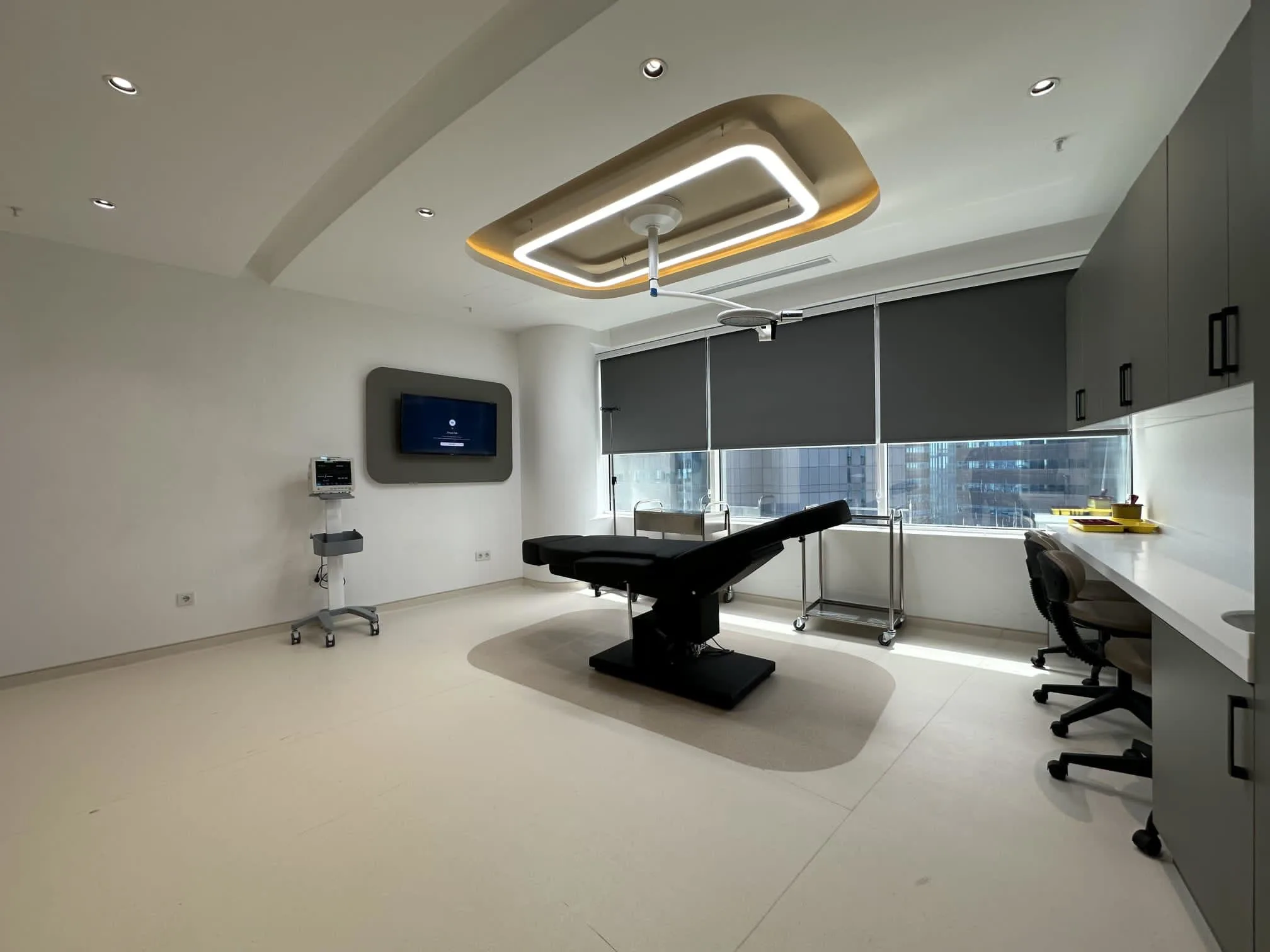 Salle de procédure médicale moderne — bloc opératoire Renaissance Clinique Istanbul